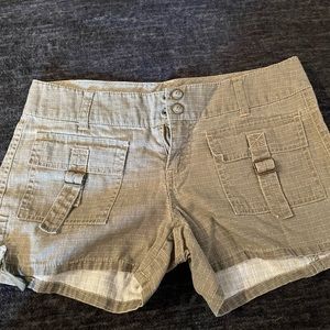 Cream colored cargo shorts Delia’s brand size 3